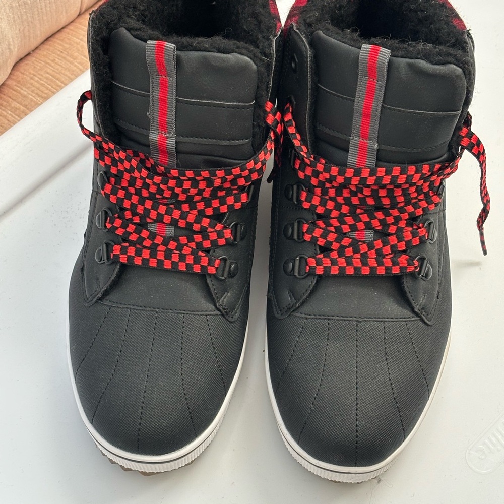Black and Red High-Top Sneakers Mens thinsulate size 9